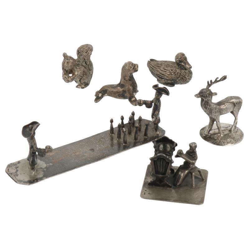 (6) Delig lot miniaturen w.o. kegelen, vroedvrouw en diverse dieren zilver.