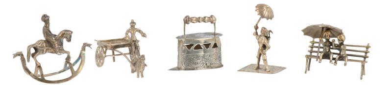 (5) Delig lot miniaturen w.o. strijkijzer, hobbelpaard, stadsbankje zilver.