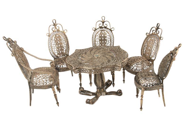 (6) Delig lot miniaturen uitgevoerd in filigrain w.o tafel en stoelen zilver.