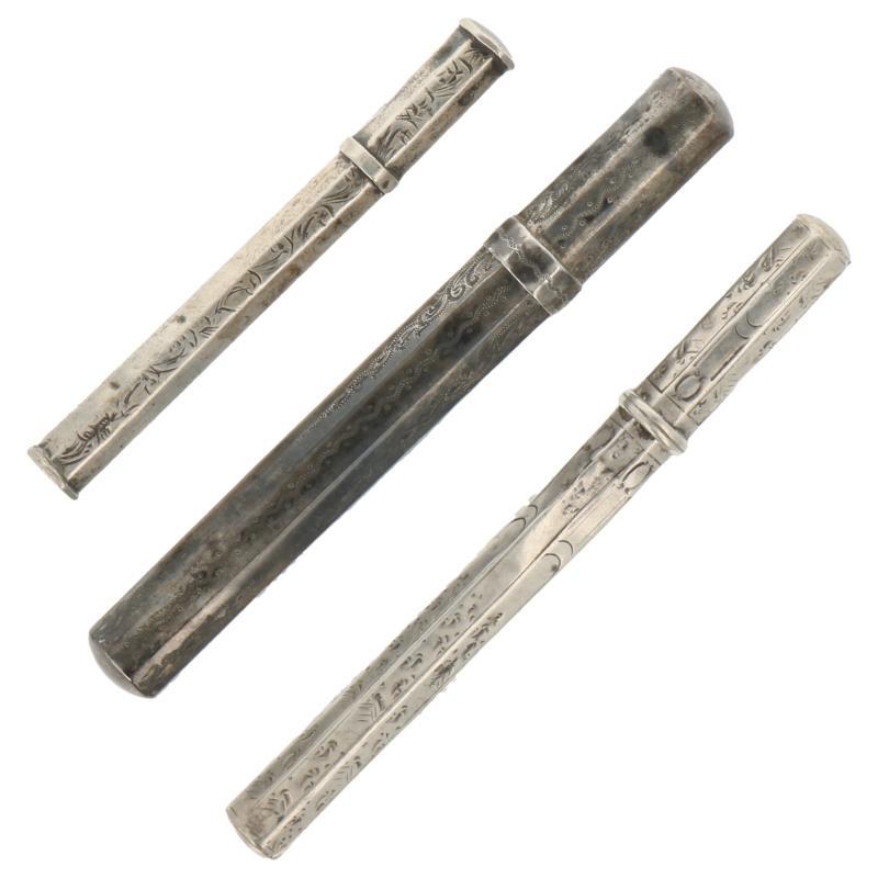 (3) Naaldenkokers met gegraveerde versieringen en 1 zilveren naald zilver.