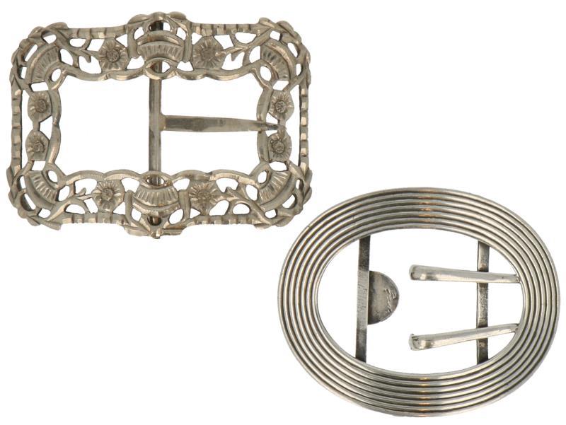 (2) Delig lot gespen in diverse uitvoeringen zilver.