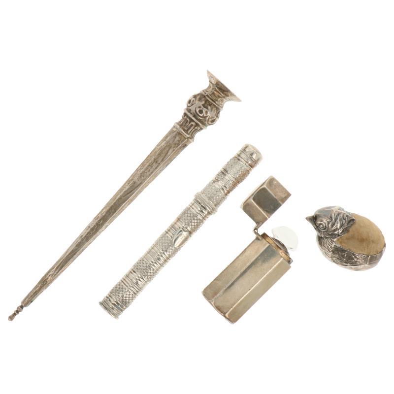(4) Delig lot diverse naaigerei waaronder speldenkussentje en naaldenkoker met daarbij een parfum flacon zilver.