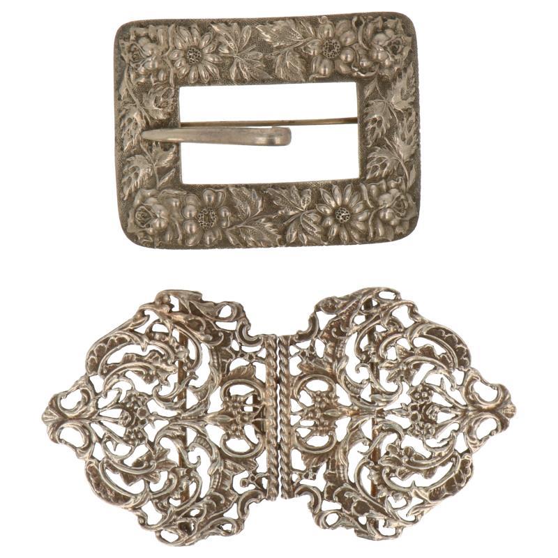 Gesp met gehamerde bloemdecoraties, daarbij een ajour opengewerkte centuur sluiting zilver.