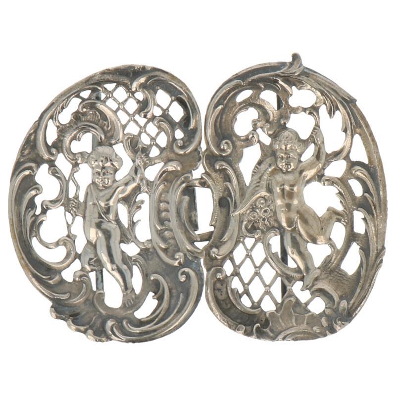 Ceintuur sluiting ajour opengewerkt en met gegoten rocaille en putti versieringen zilver.
