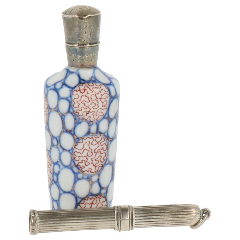 Porseleinen parfumflesje met zilveren dop inclusief originele stopper en een potloodhouder zilver.