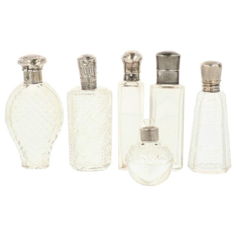 (6) Delig lot met parfumflacons w.o. kristal zilver.