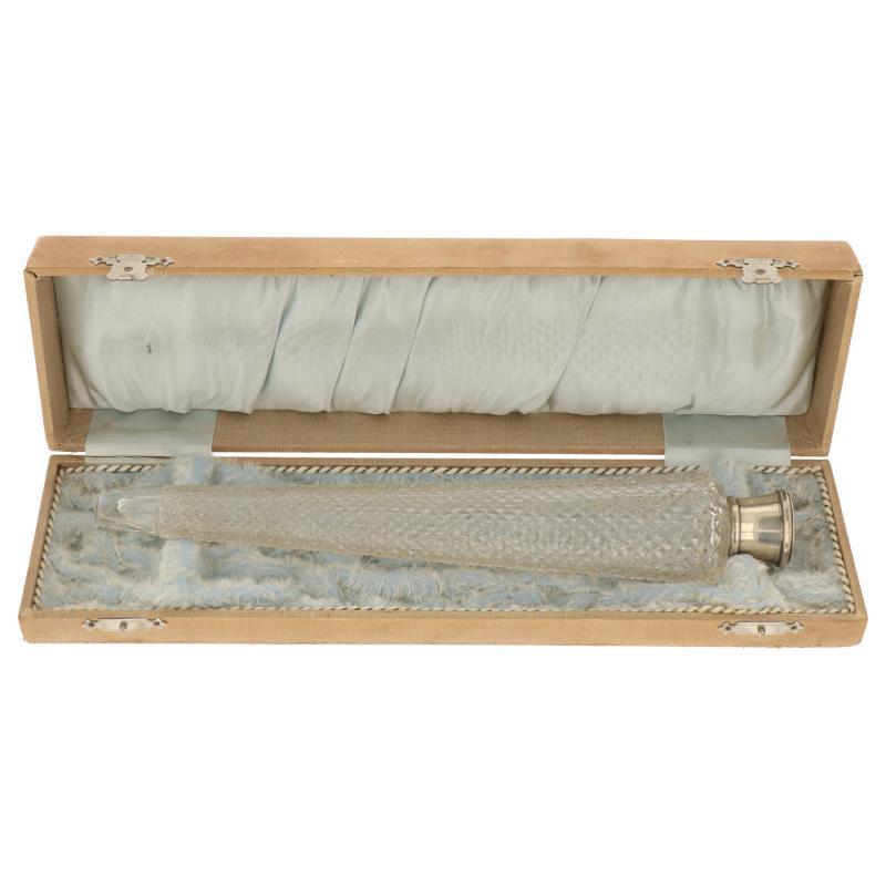 Parfumfles liggend zeer groot kristallen model afgewerkt met zilveren dop en binnenring in originele juweliers etui Koninklijke Ernest Alard Maastricht zilver.