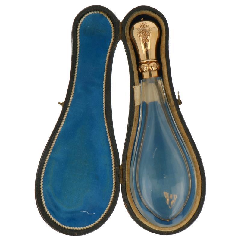 Parfumflesje kristal liggend model in originele lederen foudraal afgewerkt met gouden dop en bloemgraveringen zilver.