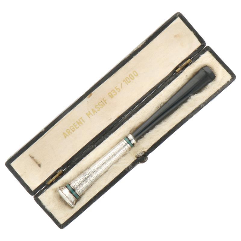 Sigarettenpijpje in originele etui met gegraveerde versieringen en inlegwerk zilver.