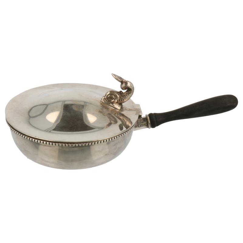Asverzamel bakje met ebbenhouten handvat, rond model afgewerkt met parelrand en karper handvat zilver.