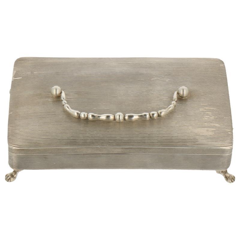 Tabaksdoos rechthoekig op klauwpootjes voorzien van geribbelde decoratie zilver.