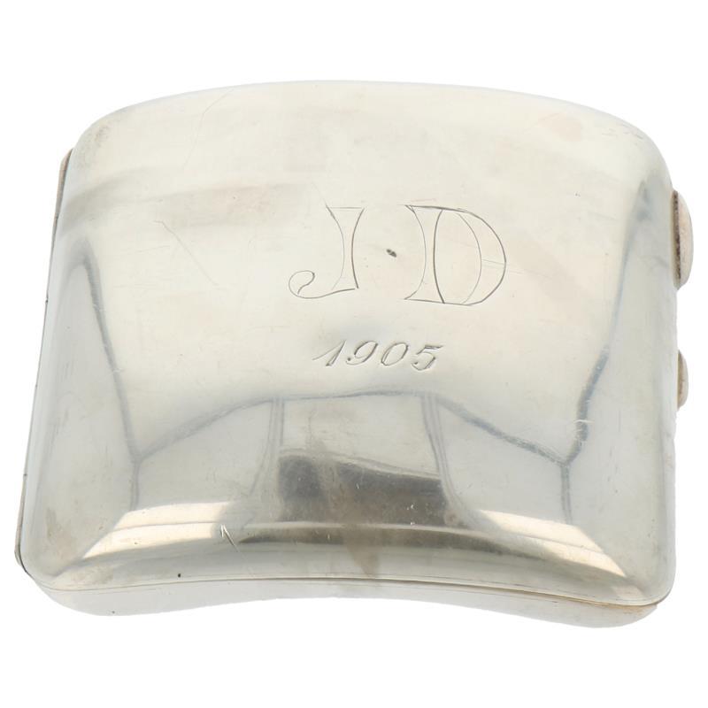 Sigarettendoos gevormd model glad afgewerkt zilver.