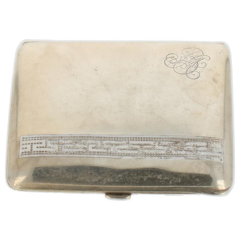 Sigaretten etui met ingelegde meander decoraties en vergulde binnenkant zilver.