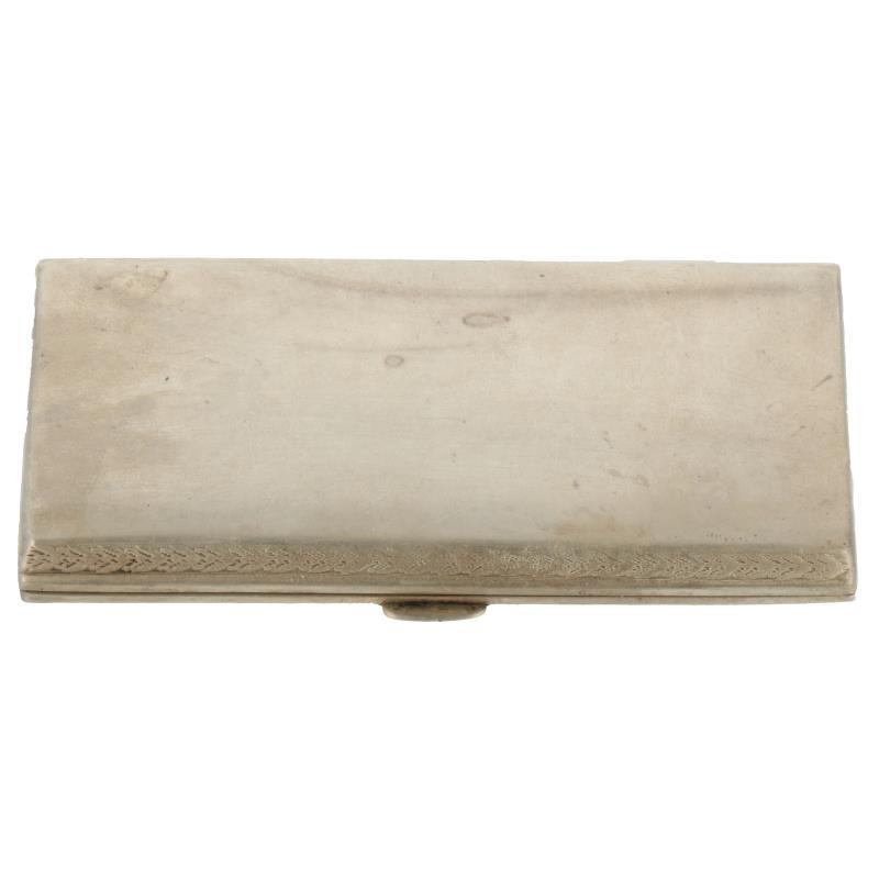 Sigaretten etui klein model met gegoten rand decoratie zilver.