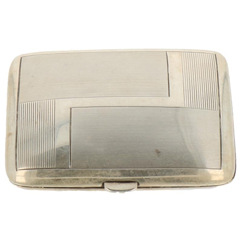 Sigaretten etui met geribde ruit decoraties en vergulde binnenkant zilver.