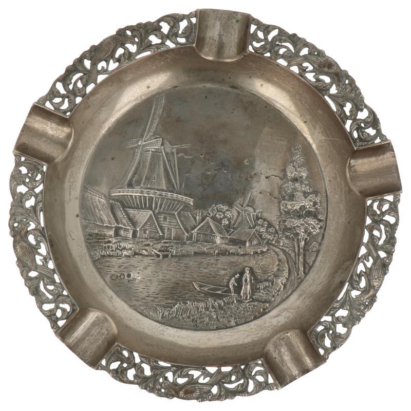 Asbak groot model met hollands decor van een molen, randen ajour opengewerkt zilver.
