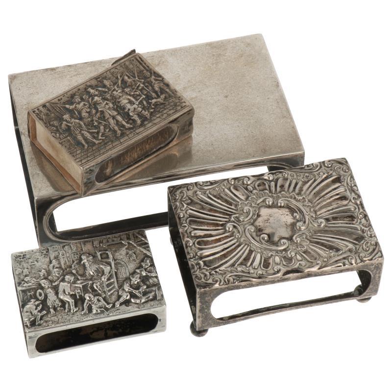 (4) Delig lot met luciferdoos houders met diverse decoraties waarvan 1 925 sterling zilver.