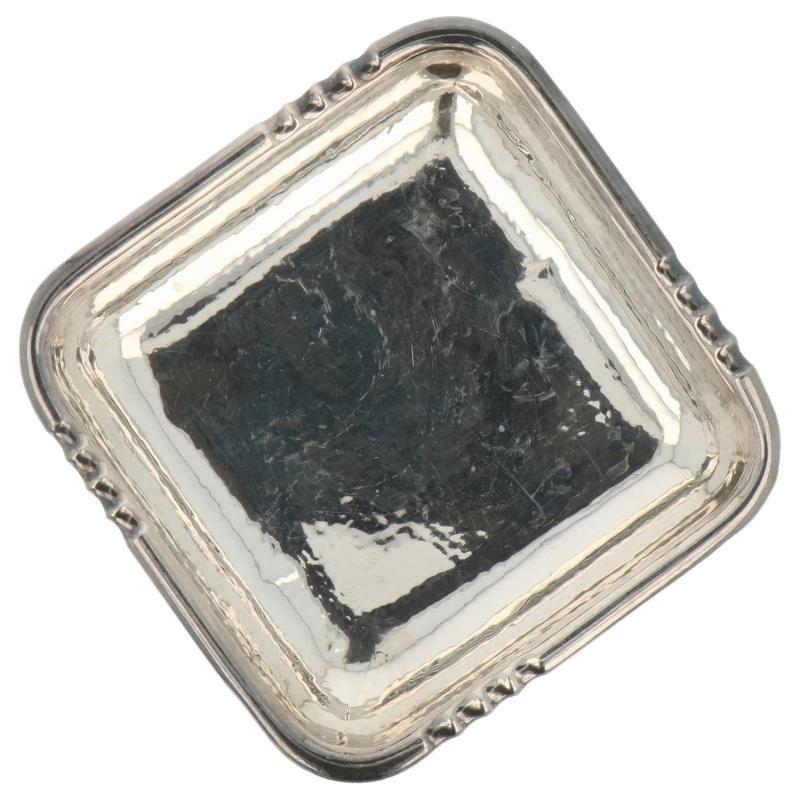 Asbak vierkant gehamerd model met omgeslagen rand zilver.