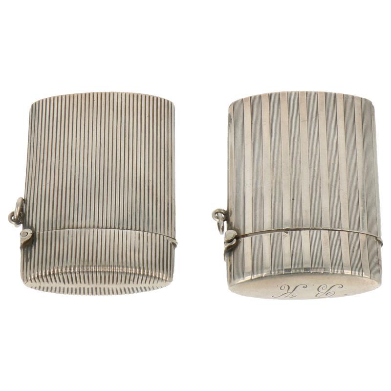(2) Lot vestacases beide met gegraveerde decoraties zilver.