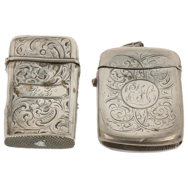 (2) Delig lot vestacases voorzien van gegraveerde decoraties zilver.