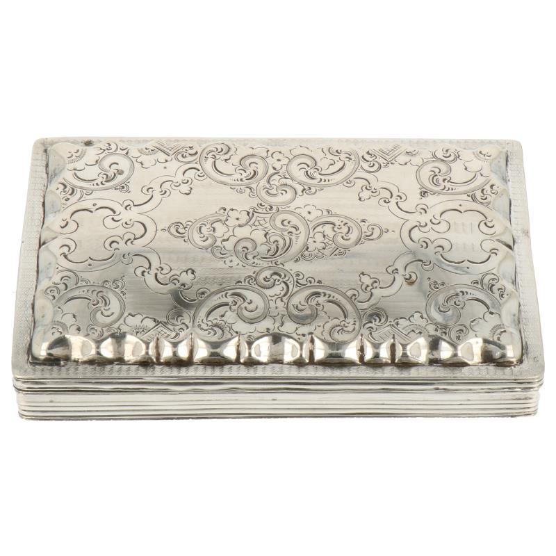 Tabaksdoos met geschulpte rand en gegraveerde rocaille versieringen met sigarenklem zilver.