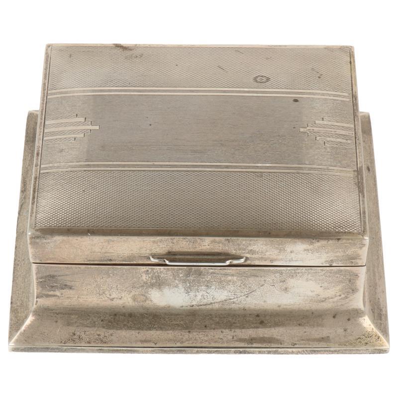 Tabaksdoos uitlopend model met guilloche gedecoreerde deksel zilver.