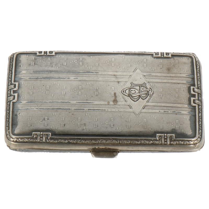 Sigaretten etui met gegraveerde en gedrukte versieringen en vergulde binnenzijde zilver.