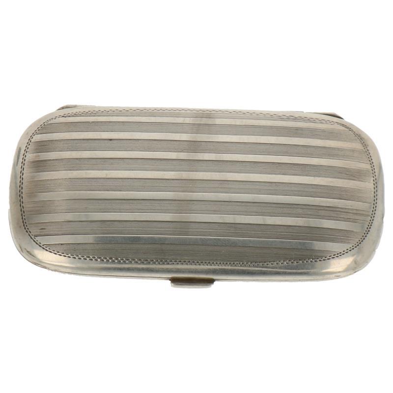 Sigaretten etui met gegraveerde rib versieringen zilver.