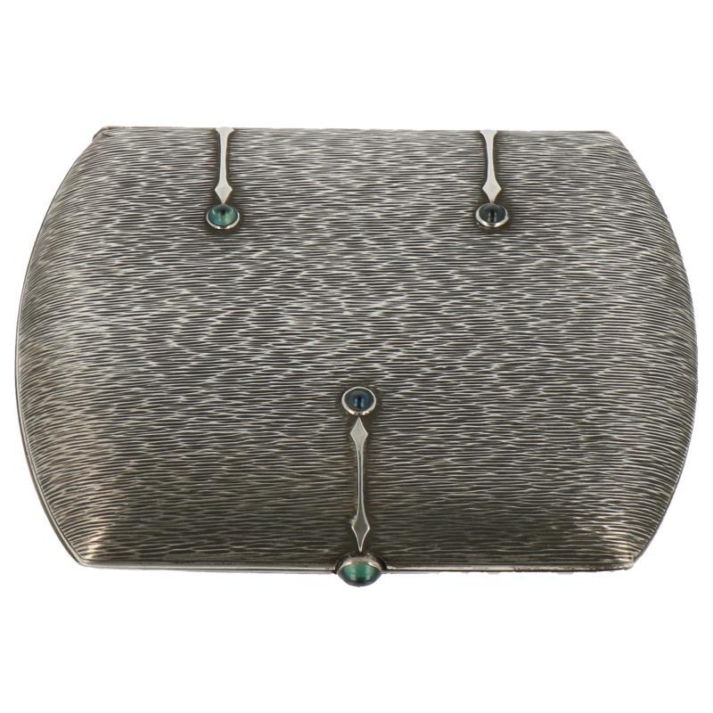 Sigaretten etui guilloche gegraveerde versiering ingelegd met 4 saffieren in artdeco of vroege art nouveau stijl voorzien van zeldzaam D.R.G.M. merk (Deutches Reichs Gebrauchs Muster) zilver.