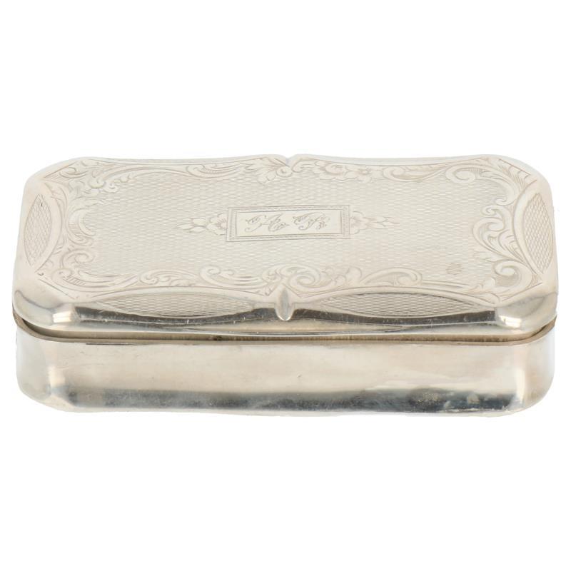 Snuiftabak doosje met gegraveerde guilloche en rocaille versieringen zilver.