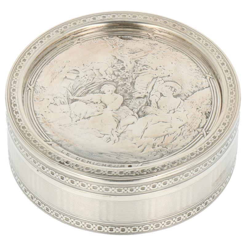 Tabaks doos rond model met gegraveerde guilloche versieringen zilver.