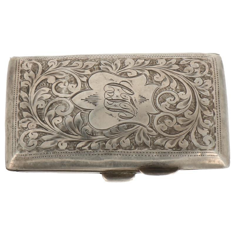 Sigaretten etui met gegraveerde rocaille versiering en vergulde binnenzijden zilver.