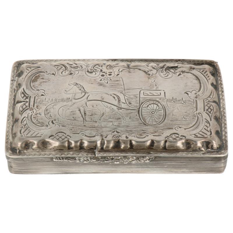 Tabaks doos met gegraveerde paard en wagen in hollands landschap omgeven doos guilloche versieringen zilver.