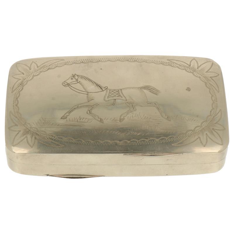 Tabaks doos met gegraveerd dravend paard zilver.