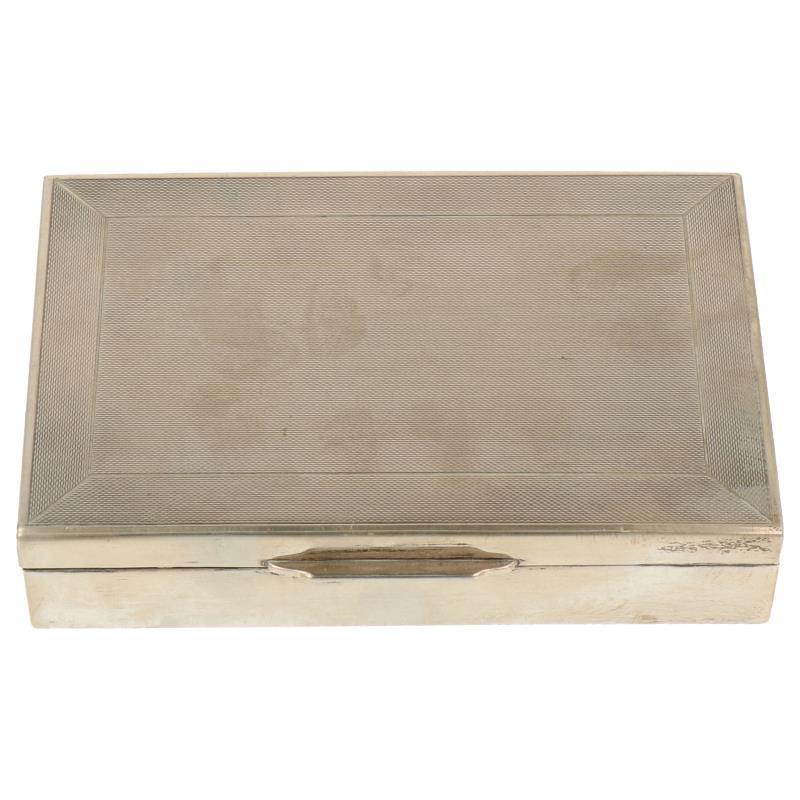 Tabaks doos met gegraveerde guilloche achtige versiering op de deksel zilver.