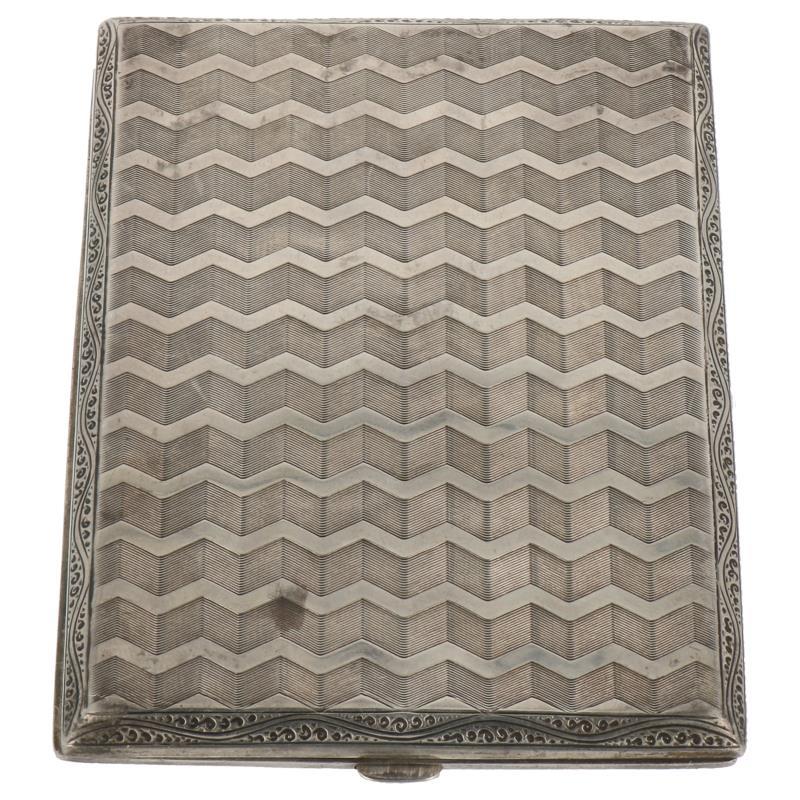 Sigaretten etui met geometrisch gegraveerde vormen zilver.