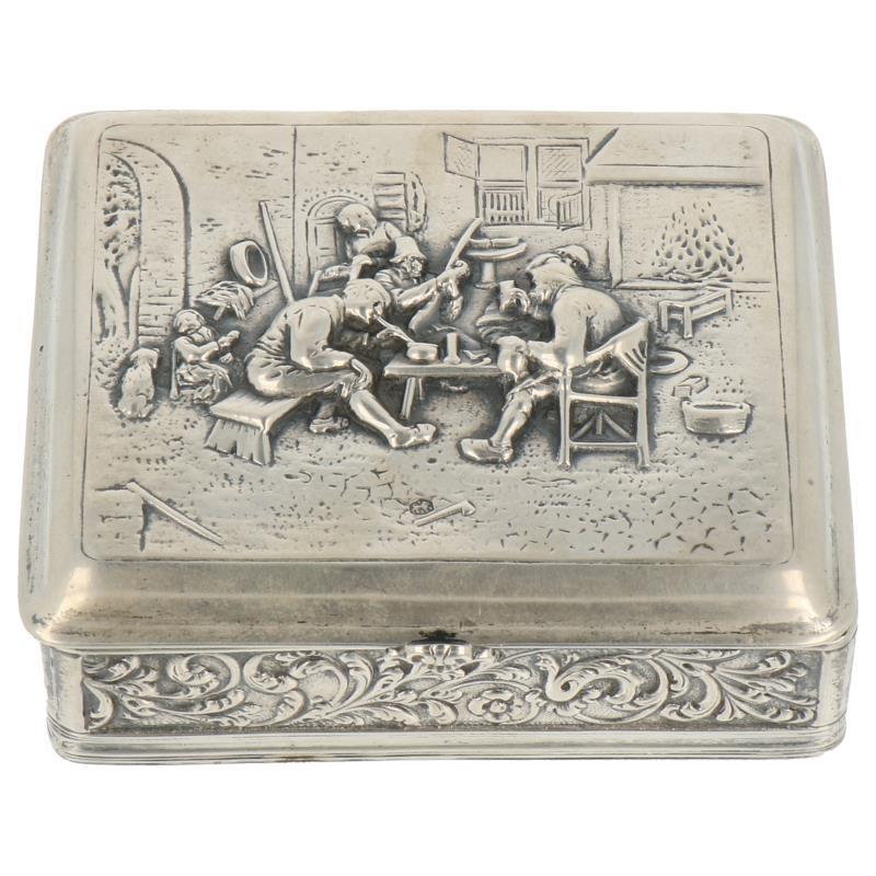 Sigaretten doosje met hollandse gegoten decoraties zilver.
