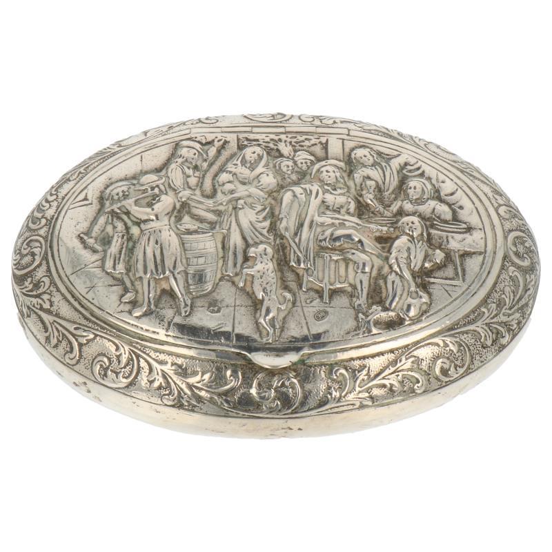 Tabaksdoos ovaal model met gegoten hollandse decoraties zilver.