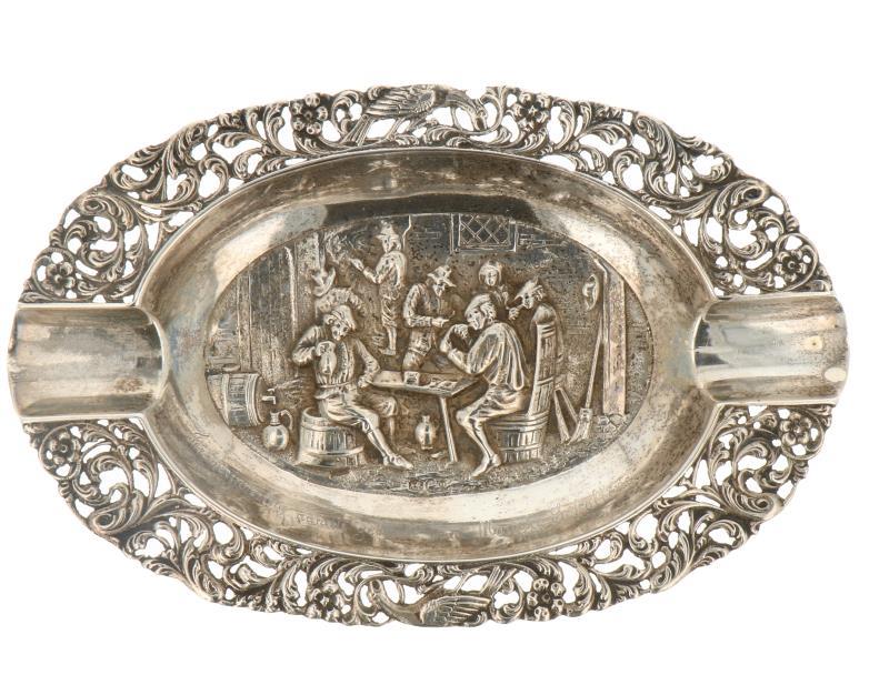 Asbakje ovaal gegoten en met hollandse decoraties voorzien zilver.