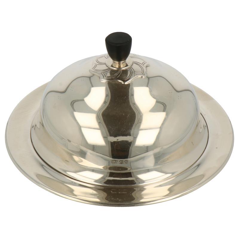 Kaviaar muffin glad model met rozet van gegeraveerde versiering compleet met binnenschaal en bakelieten handgreep zilver.