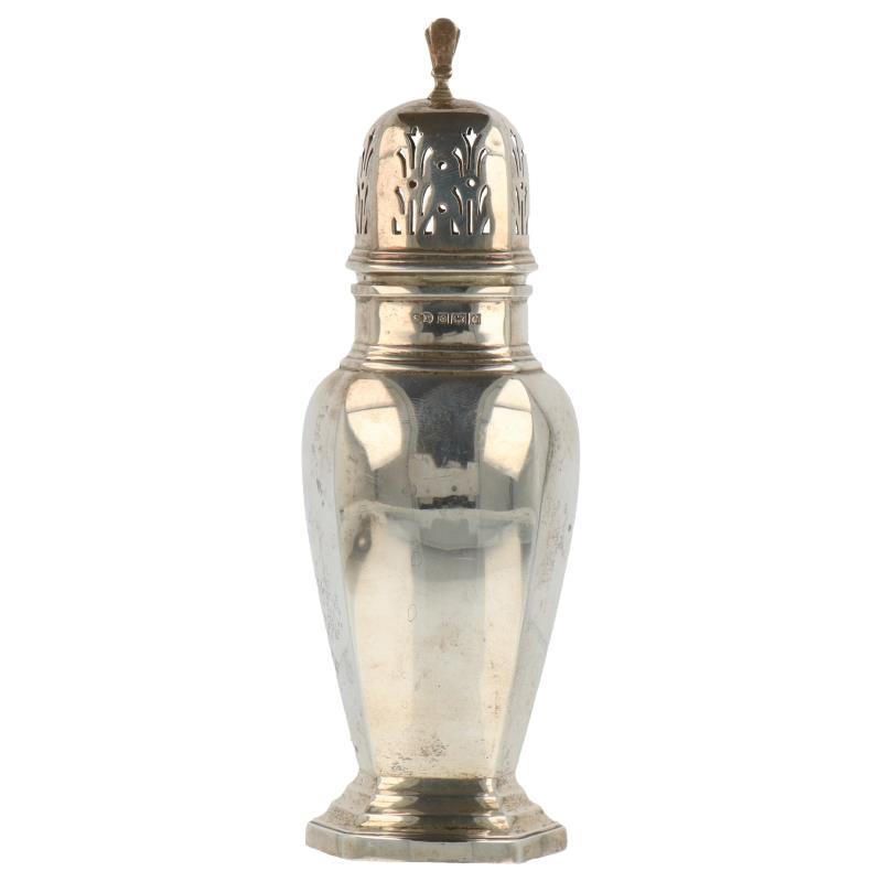 Specerijenstrooier oneven model in empire stijl met ajour opengewerkte strooidop zilver.