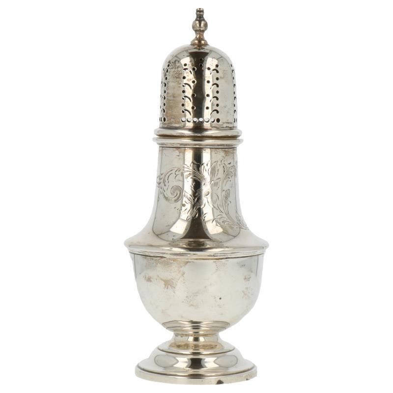 Specerijenstrooier baluster vormige op voet met gebolde buik en gegraveerde bloemen rocaille versieringen zilver.