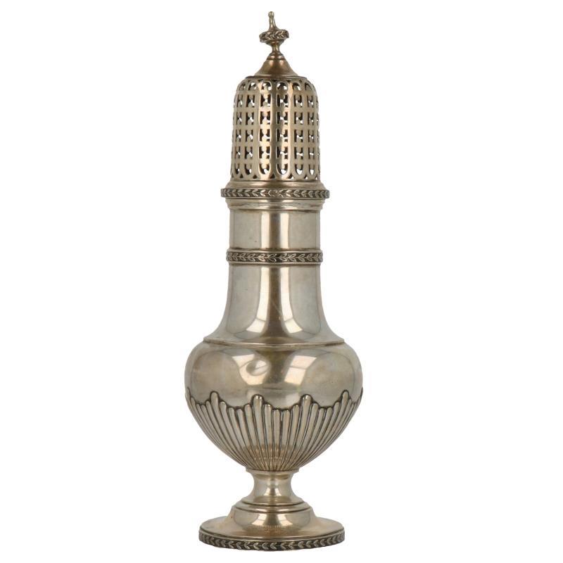 Specerijenstrooier groot model met palmet randen en empire versieringen zilver.