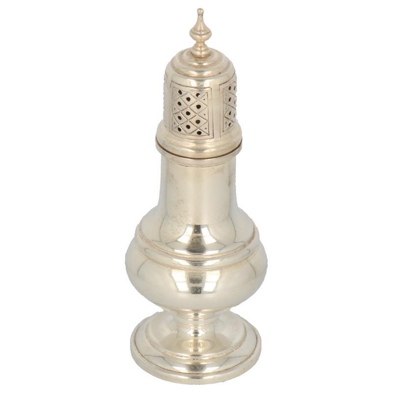 Specerijenstrooier balustervormig met gegraveerde versieringsvlakken op de strooidop zilver.