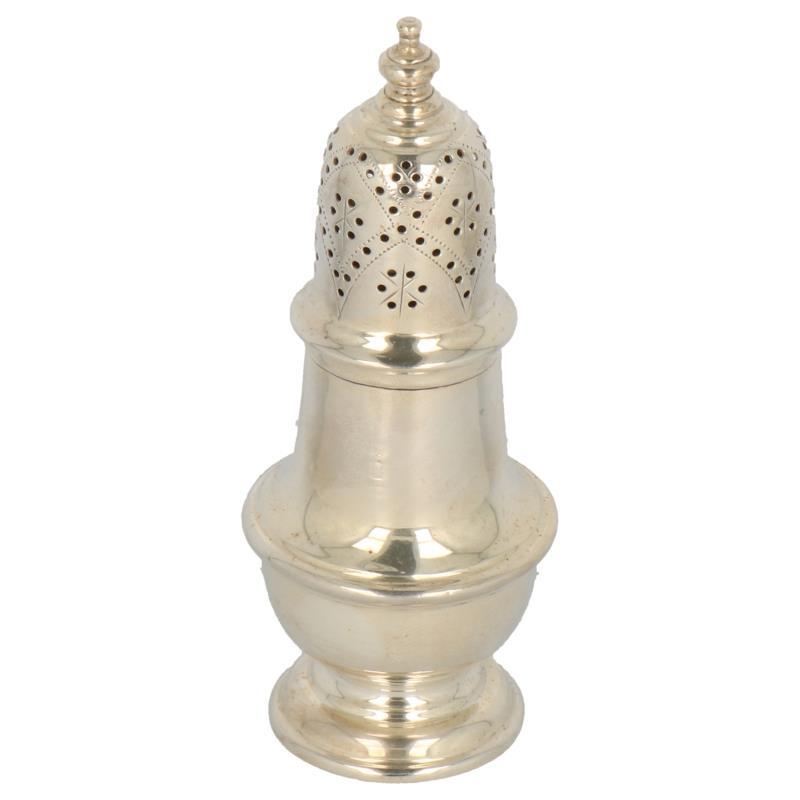 Specerijenstrooier baluster vormig model met gegraveerde versieringen op de strooidop zilver.