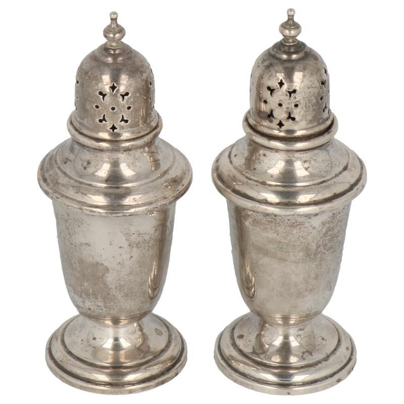 (2) specerijenstrooiers compact baluster vormig model met ajour opengewerkte strooidop zilver.