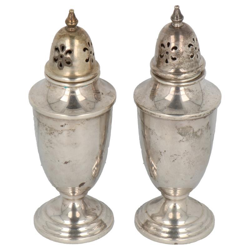 (2) specerijenstrooiers compact baluster vormig model met ajour opengewerkte strooidop zilver.