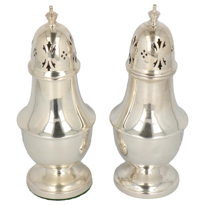 Peper & zout strooier set in baluster vorm met ajour opengewerkte dop zilver.