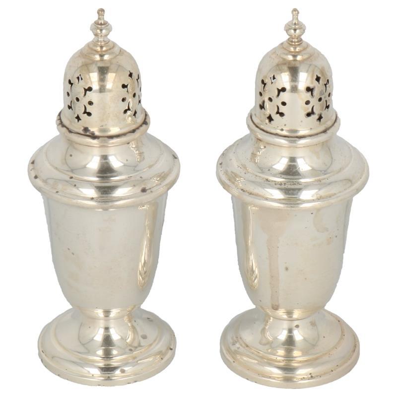 (2) specerijenstrooiers compact baluster vormig model met ajour opengewerkte strooidop zilver.