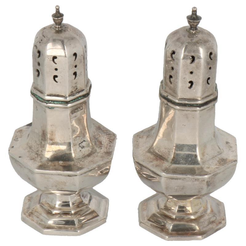 (2) specerijenstrooiers 8 hoekig facet gedecoreerd model op voet zilver.